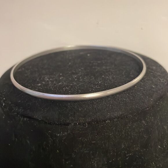 Retro 1990s 7.5” smooth polished silver tone stackable bangle bracelet - Picture 4 of 9
